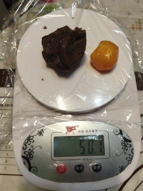 蛋黄跟豆沙一起称重50g一份。