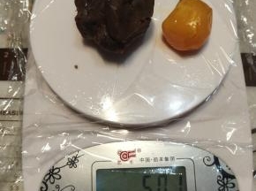 蛋黄跟豆沙一起称重50g一份。