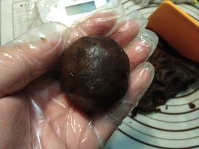 紧紧贴住蛋黄包成一个圆球。