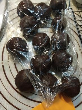 全部包好后用保鲜膜盖住备用。