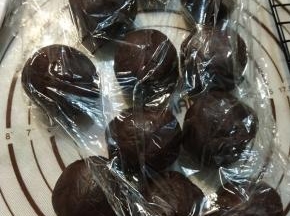 全部包好后用保鲜膜盖住备用。