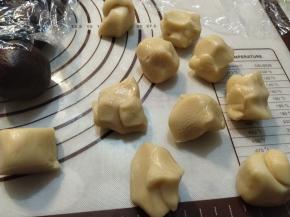 取出醒好的面团，分小块，每份25g。