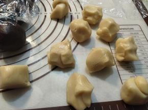 取出醒好的面团，分小块，每份25g。