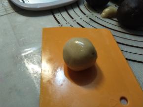 取出一块面团，滚圆。