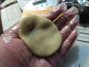 用刮板轻轻抬起放到户口处。