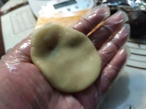 用刮板轻轻抬起放到户口处。