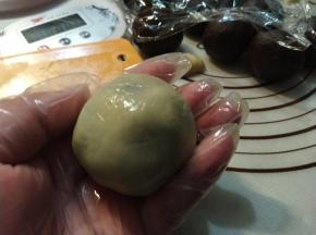 放上准备好的馅料，一点点推满整个圆球。