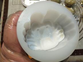 在螃蟹模具内刷上少许花生油，方便脱模。