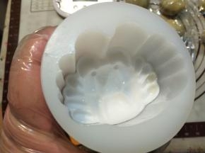 在螃蟹模具内刷上少许花生油，方便脱模。