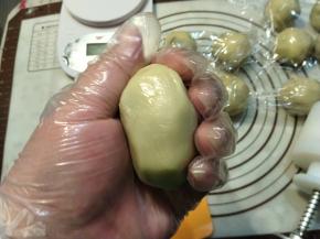 把包好的圆球轻轻的捏成圆柱状，放入螃蟹模具内。