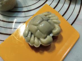 用刮板盖住反扣过来，大力且速度的按压2-3下，抬起模具，一只小螃蟹就可以了。