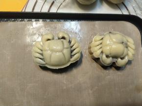 依次做好摆在烤盘上，烤箱上火210度下火190度预热至少十分钟。