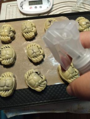 如果包月饼的时候速度不是很快的话，预防表面的面皮干燥，可以在进烤箱前喷一点点纯净水。