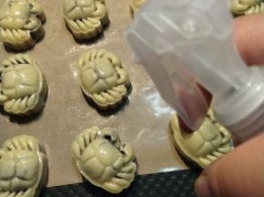 如果包月饼的时候速度不是很快的话，预防表面的面皮干燥，可以在进烤箱前喷一点点纯净水。