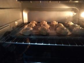 上火210度下火190度，8-10分钟定型，这个时间温度不是绝对的，需要根据自己烤箱的脾气哟。