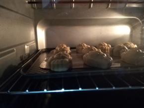 烤箱180度预热，把小螃蟹再次放入烤箱烤制10-12分钟，其实最好烤箱就不要关，持续加热最佳。