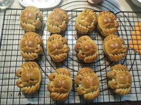 烤制完成后，马上取出，转移到晾晒网上。