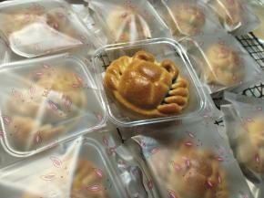 当月饼晾晒至温热，密封保存，可以存放很久哟。