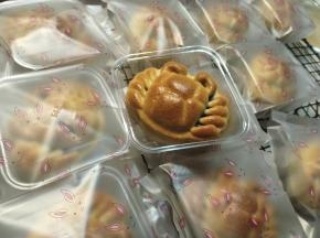 当月饼晾晒至温热，密封保存，可以存放很久哟。