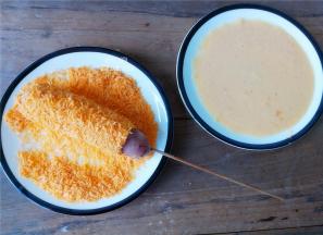 然后继续放在混合好的鸡蛋液中滚一圈，再拿到面包糠中滚一圈，也要均匀裹上面包糠哦！