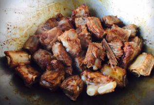 倒入焯过水的小肋排迅速翻炒，让糖色均匀的裹在小肋排上。