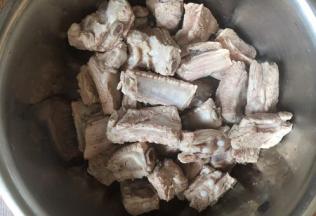 捞出排骨，用温水把排骨清洗一下，沥干水分备用。