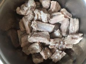 捞出排骨，用温水把排骨清洗一下，沥干水分备用。