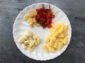 将各种配料切成如图所示。