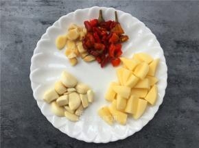 将各种配料切成如图所示。