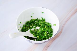 先调葱馅，把葱洗净沥干水分，再切葱花，加入少许盐，黑胡椒粉，再加入食用油，搅拌均匀，这样葱馅就完成了。