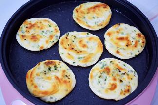 小火煎至两面金黄色即可