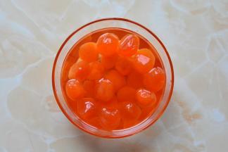 咸蛋黄使用之前两天用玉米油或者是无色无味的食用油浸泡，这样泡出来的

蛋黄特别好吃