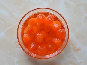 咸蛋黄使用之前两天用玉米油或者是无色无味的食用油浸泡，这样泡出来的

蛋黄特别好吃