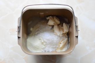 我们来做油皮，先将就油皮的所有材料放在面包桶内，（如果没有面包机，

只能用手揉了）