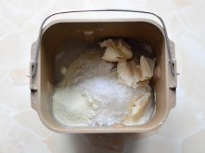 我们来做油皮，先将就油皮的所有材料放在面包桶内，（如果没有面包机，

只能用手揉了）