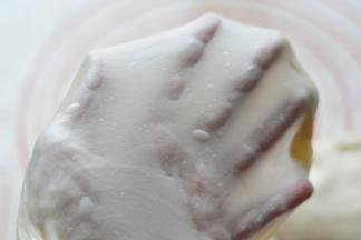 开启面包机，揉至表面光滑，能拉出薄膜，这一点很重要