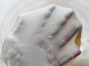 开启面包机，揉至表面光滑，能拉出薄膜，这一点很重要