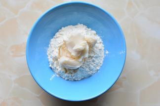 把油酥材料放在一个大碗里，揉成面团，这个过程需要有耐心，因为油酥会

很软，揉好后的油酥静置10分钟