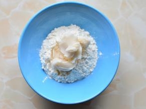 把油酥材料放在一个大碗里，揉成面团，这个过程需要有耐心，因为油酥会

很软，揉好后的油酥静置10分钟