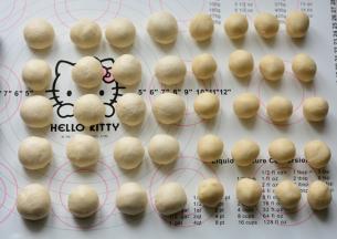 将油皮、油酥的面团平分成20等份，把油皮、油酥轻轻揉圆，盖保鲜膜静置

15分钟，每个过程中的静置环节都不能少噢