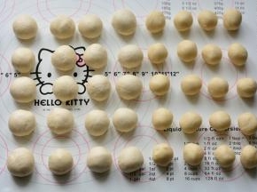 将油皮、油酥的面团平分成20等份，把油皮、油酥轻轻揉圆，盖保鲜膜静置

15分钟，每个过程中的静置环节都不能少噢