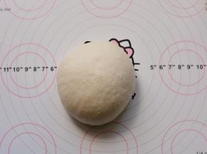 揉好的油皮取出放在一边静置松弛15分钟（不要忘记盖保鲜膜）