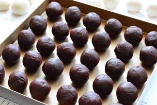 用红豆沙包住蛋黄，慢慢用虎口往上收，最后慢慢的收口，直到红豆沙完全

把蛋黄包裹住
依次把20个蛋黄全部用红豆沙包裹住，所有的豆沙蛋黄做好以后，用保鲜膜

盖上，放一边备用