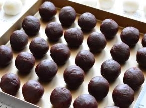 用红豆沙包住蛋黄，慢慢用虎口往上收，最后慢慢的收口，直到红豆沙完全

把蛋黄包裹住
依次把20个蛋黄全部用红豆沙包裹住，所有的豆沙蛋黄做好以后，用保鲜膜

盖上，放一边备用