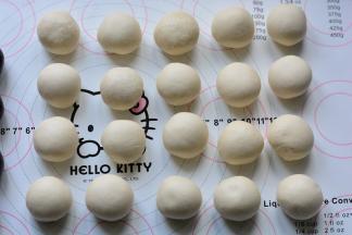 依次把所有的油皮、油酥全部包好后，静置15分钟