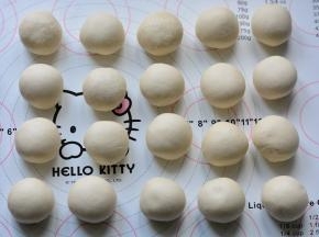 依次把所有的油皮、油酥全部包好后，静置15分钟