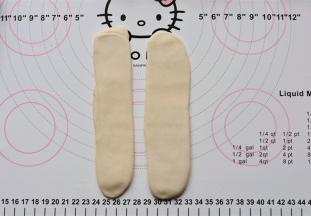 松弛好后，进行第二次擀卷，收口朝上先压一下，擀至18厘米左右，