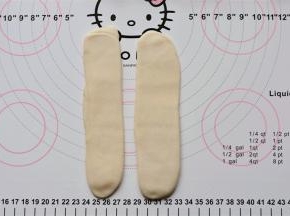 松弛好后，进行第二次擀卷，收口朝上先压一下，擀至18厘米左右，