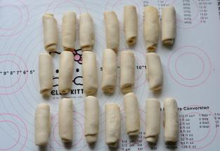 依次把所有的油皮、油酥擀卷，盖保鲜膜松弛30分钟