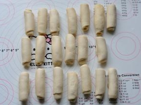 依次把所有的油皮、油酥擀卷，盖保鲜膜松弛30分钟